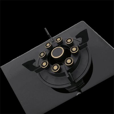 Teste di bruciatore con ugello in ottone e un design raffinato su una stufa a gas in acciaio inossidabile a due bruciatori