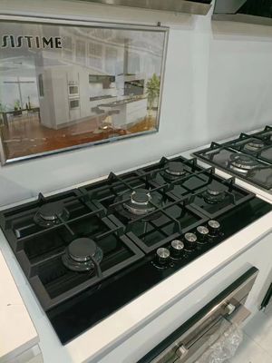 Stufa a gas a accensione automatica a 5 bruciatori per cucinare nelle cucine commerciali